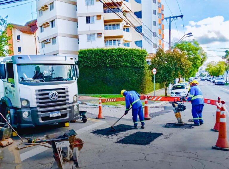 Recapeamento de asfalto em estacionamento comercial