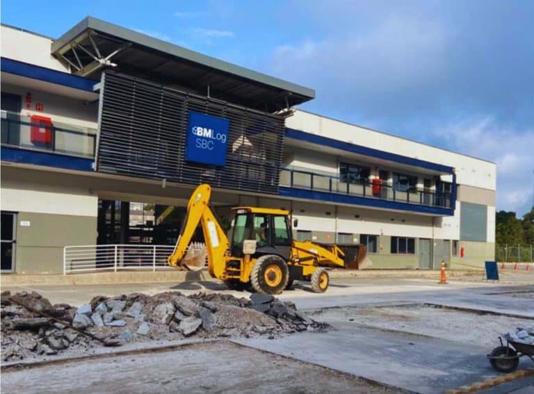 Recapeamento de asfalto em estacionamento comercial